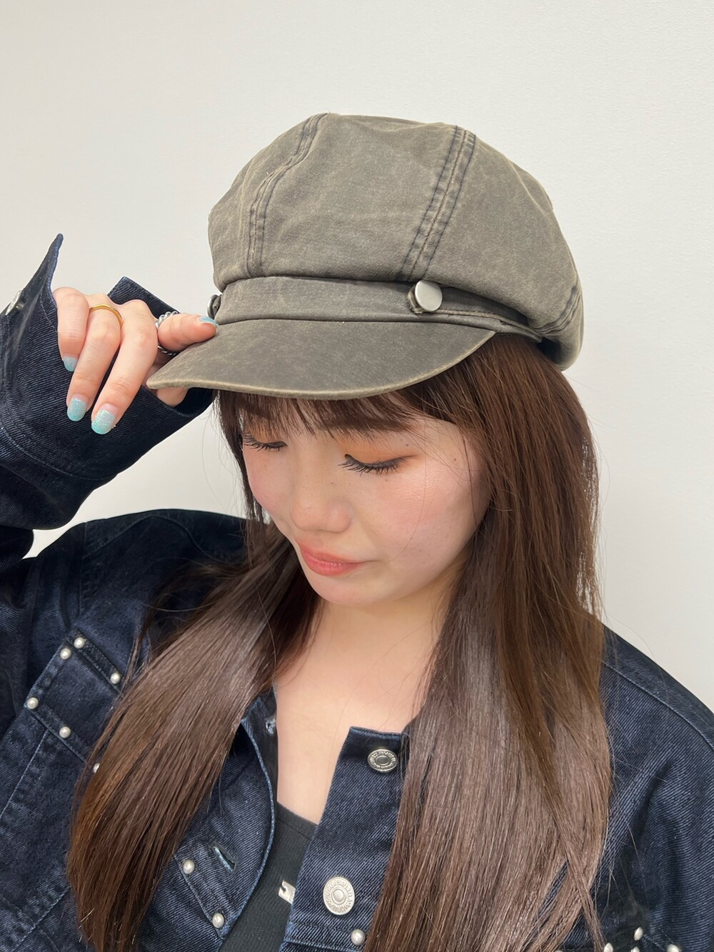 ブラウン系のブーツ、ブラック系のその他パンツ、ブラック系のキャミソールを着用したレディースの夏コーディネートの5枚目の写真