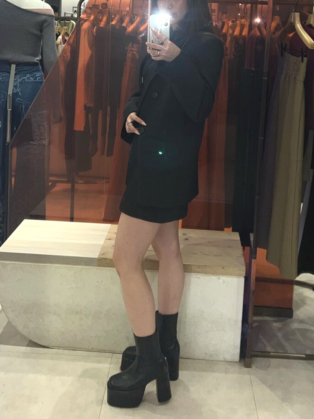 ブラック系のブーツ、ブラック系のワンピース、ブラック系のテーラードジャケットを着用したレディースの冬コーディネートの3枚目の写真