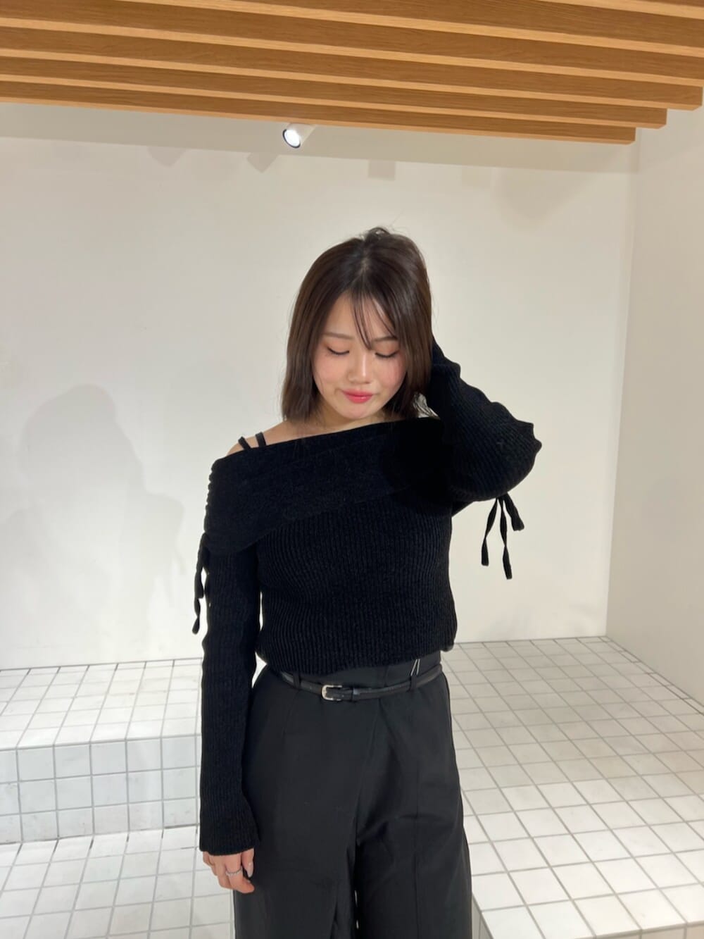 ブラック系のブーツ、ブラック系のその他パンツ、ブラック系のニット/セーターを着用したレディースの冬コーディネートの2枚目の写真