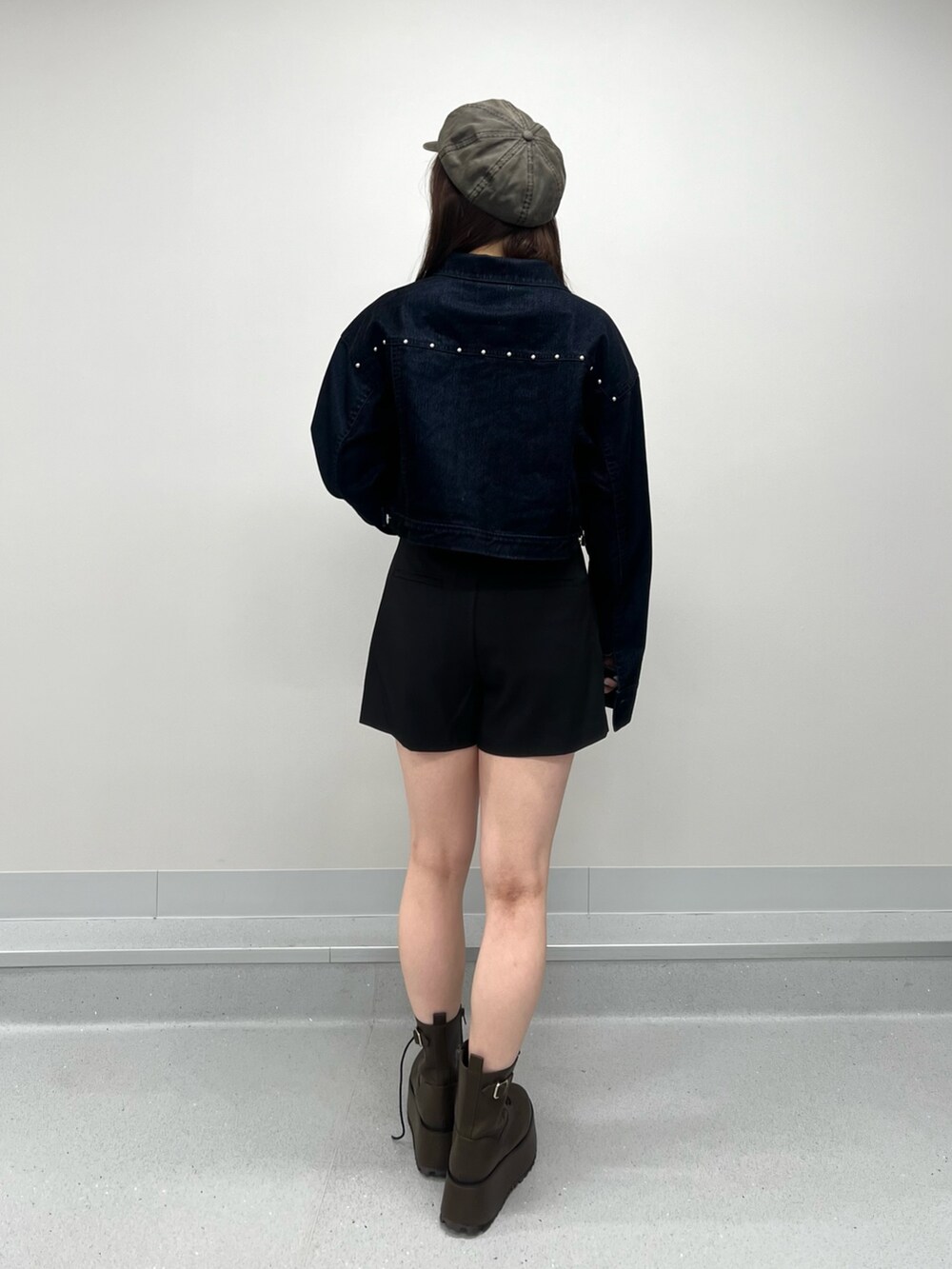 ブラウン系のブーツ、ブラック系のその他パンツ、ブラック系のキャミソールを着用したレディースの夏コーディネートの3枚目の写真