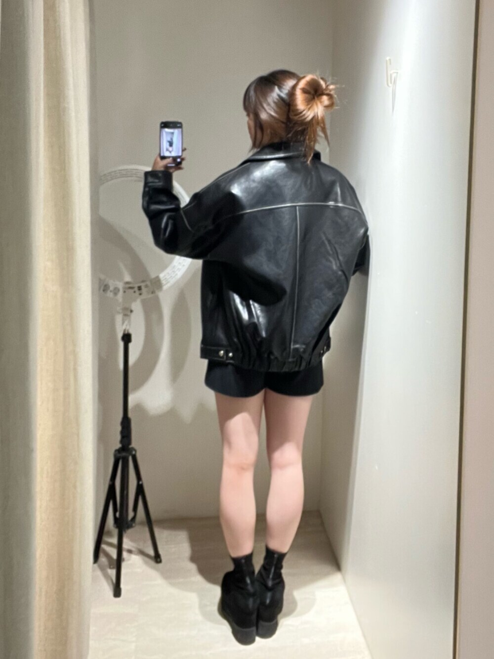 ブラック系のブーツ、ブラック系のその他パンツ、ブラック系のブルゾンを着用したレディースの秋コーディネートの3枚目の写真