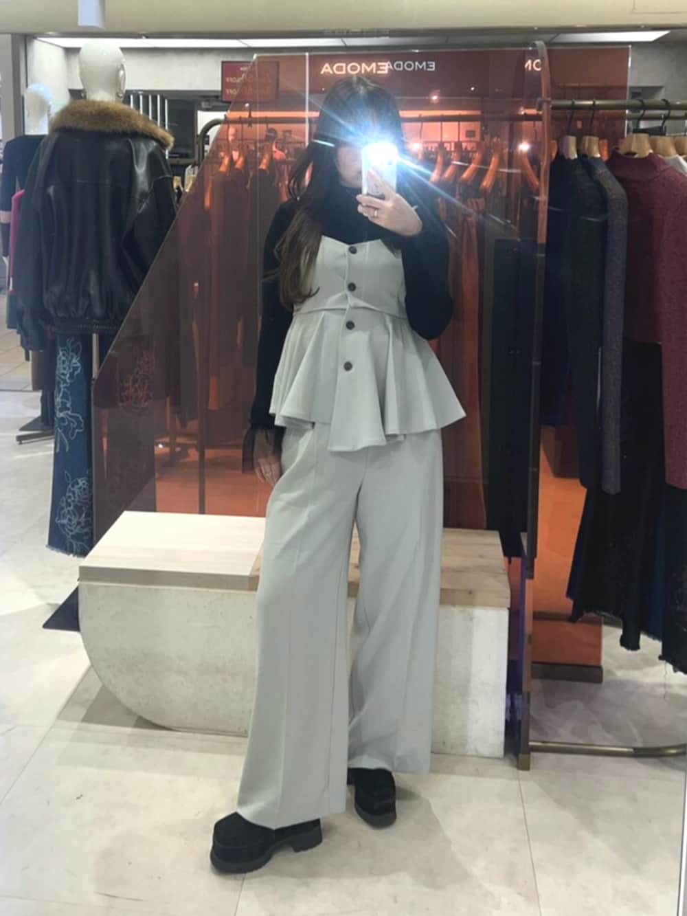 ブラック系のブーツ、グリーン系のスラックス、グリーン系のその他トップスを着用したレディースの冬コーディネートの6枚目の写真