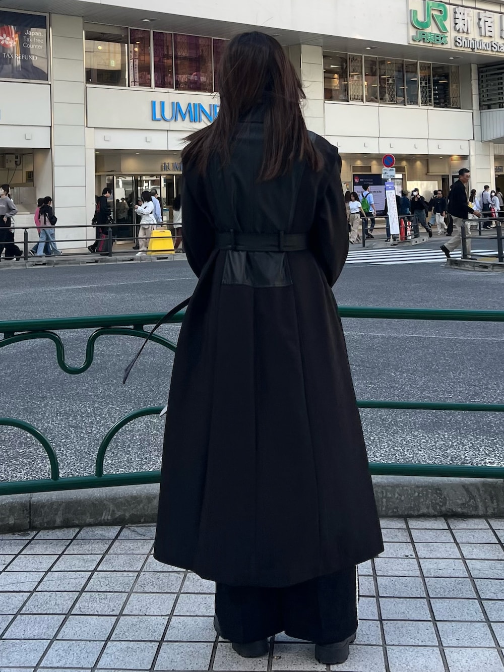 ブラック系のその他パンツ、ブラック系のトレンチコート、ゴールド系のハンドバッグを着用したレディースの秋コーディネートの7枚目の写真