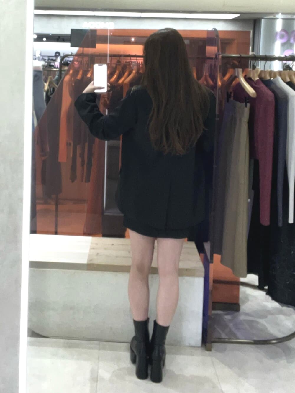 ブラック系のブーツ、ブラック系のワンピース、ブラック系のテーラードジャケットを着用したレディースの冬コーディネートの4枚目の写真