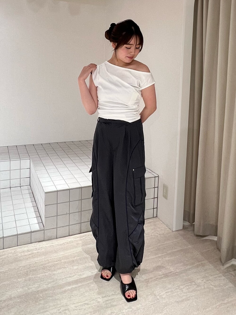 ブラック系のパンプス、グレー系のカーゴパンツ、ホワイト系のTシャツ/カットソーを着用したレディースの夏コーディネートの5枚目の写真