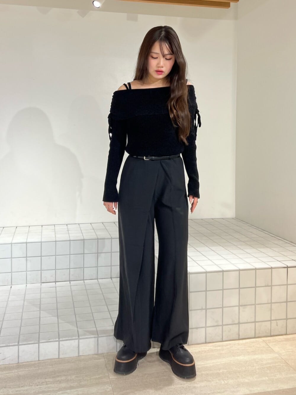 ブラック系のブーツ、ブラック系のその他パンツ、ブラック系のニット/セーターを着用したレディースの冬コーディネートの5枚目の写真