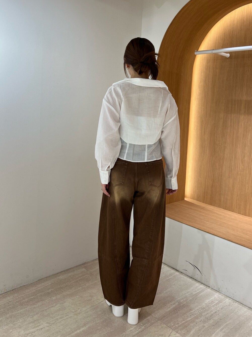 ホワイト系のサンダル、ブラウン系のデニムパンツ、ホワイト系のシャツ/ブラウスを着用したレディースの夏コーディネートの3枚目の写真