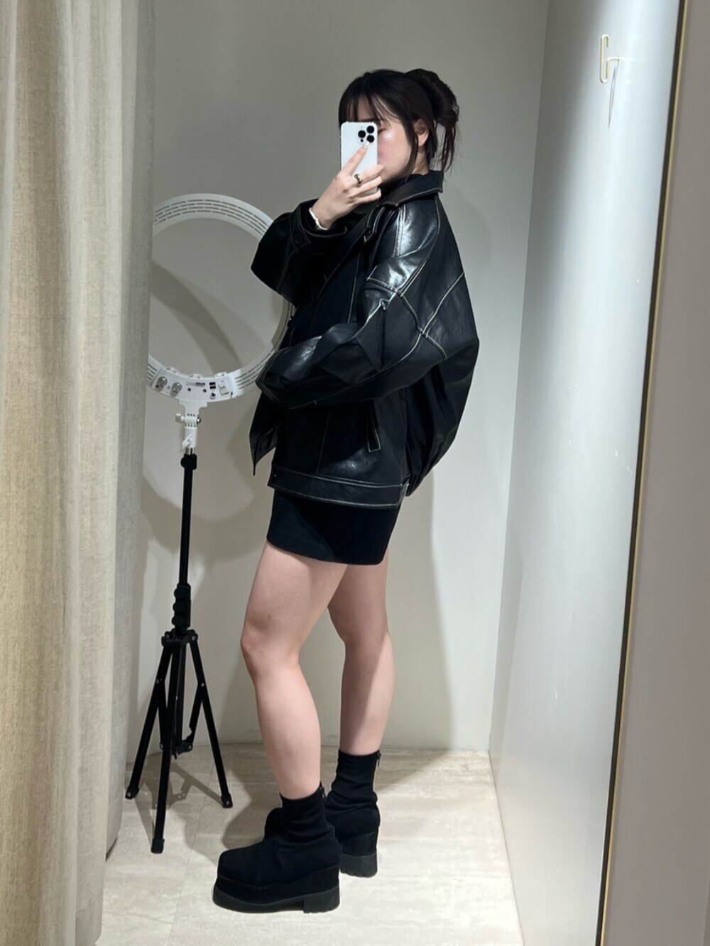 ブラック系のブーツ、ブラック系のその他パンツ、ブラック系のブルゾンを着用したレディースの秋コーディネートの2枚目の写真