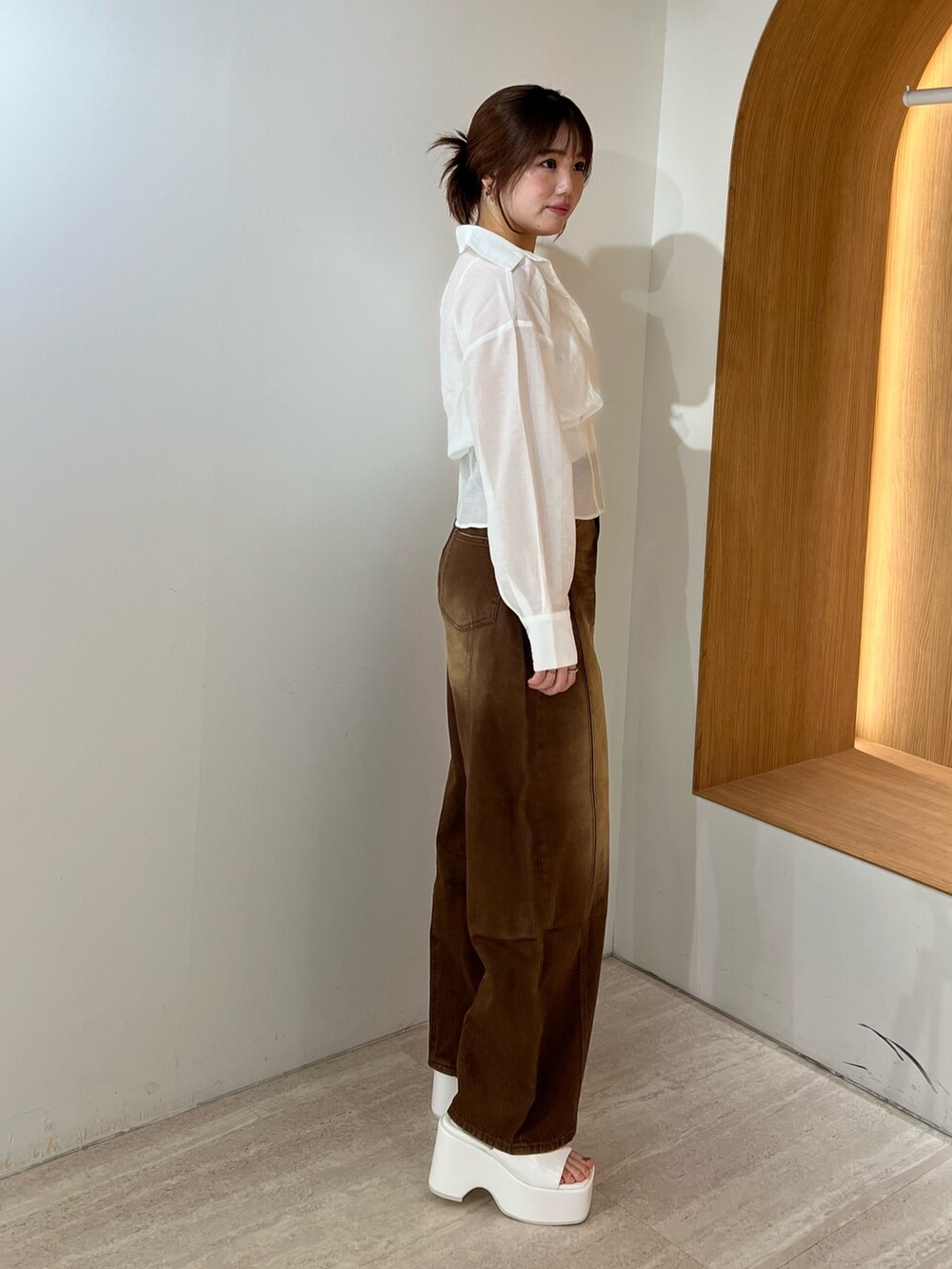 ホワイト系のサンダル、ブラウン系のデニムパンツ、ホワイト系のシャツ/ブラウスを着用したレディースの夏コーディネートの2枚目の写真