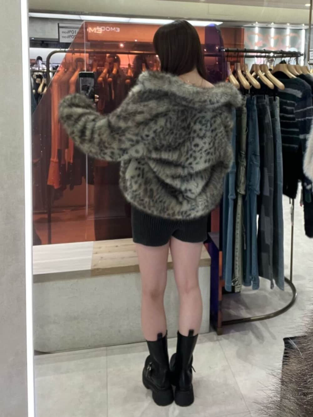 ブラック系のその他パンツ、ブラック系のブーツ、ブラック系のニット/セーターを着用したレディースの冬コーディネートの5枚目の写真