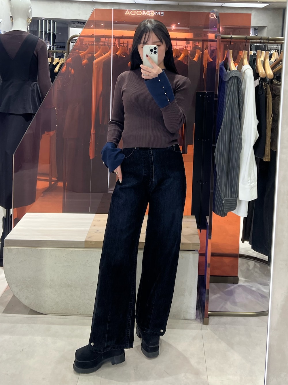 ブラック系のブーツ、ブラウン系のニット/セーター、ブラック系のデニムパンツを着用したレディースの秋コーディネートの6枚目の写真