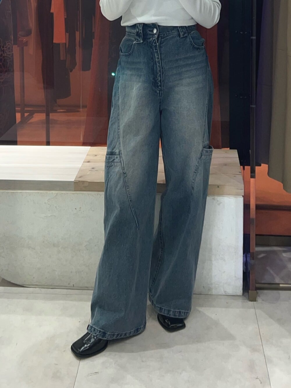 イエロー系のTシャツ/カットソー、ブルー系のデニムパンツ、ブラック系のパンプスを着用したレディースの冬コーディネートの5枚目の写真