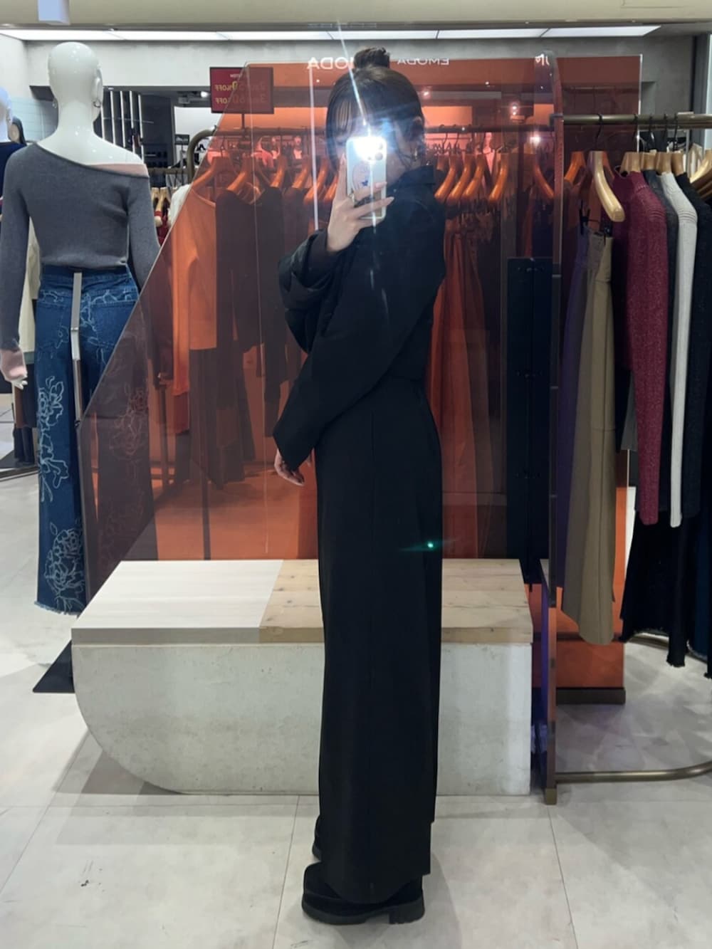 ブラック系のブーツ、グリーン系のスラックス、その他のニット/セーターを着用したレディースの冬コーディネートの2枚目の写真