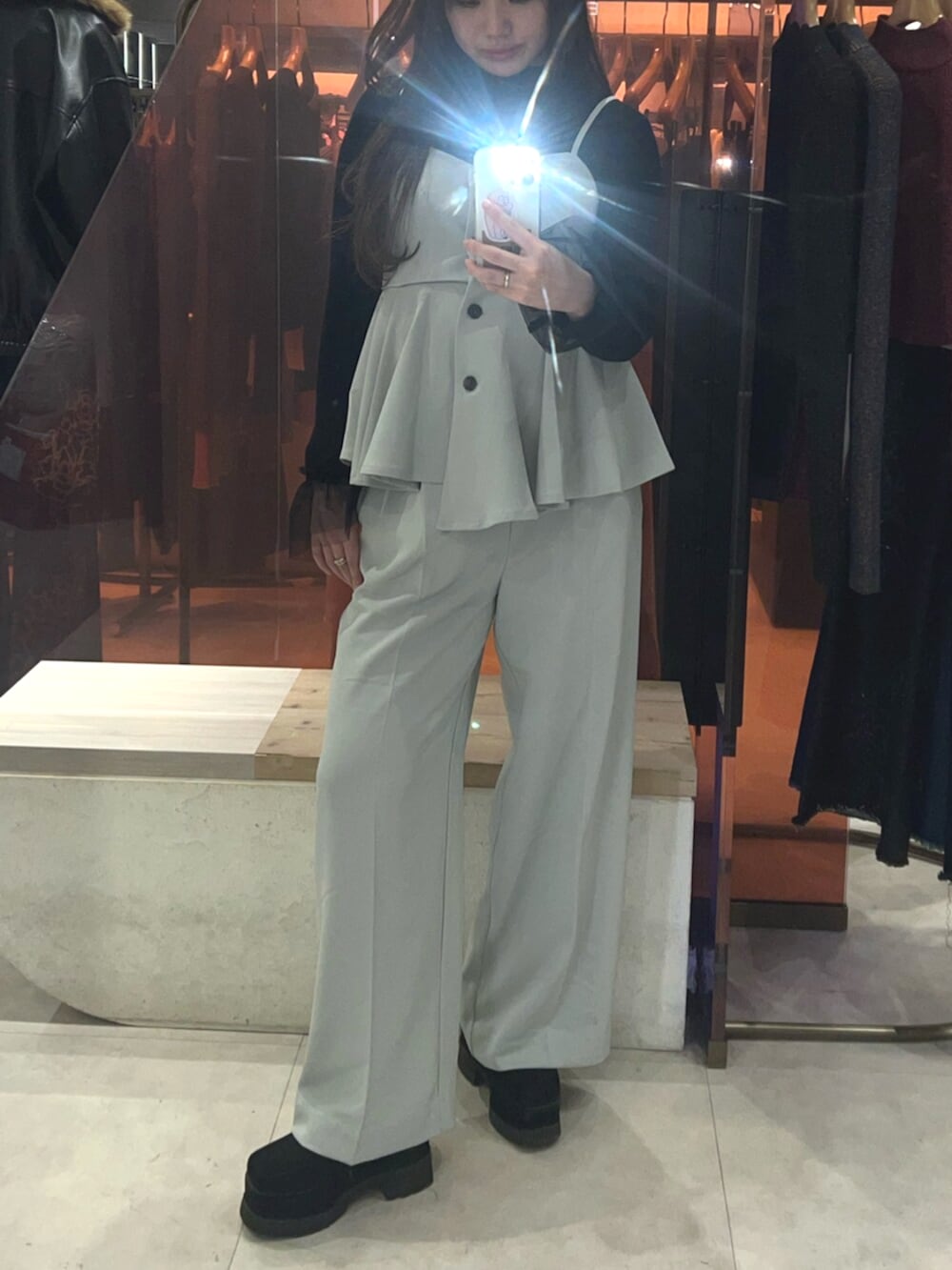 ブラック系のブーツ、グリーン系のスラックス、グリーン系のその他トップスを着用したレディースの冬コーディネートの3枚目の写真