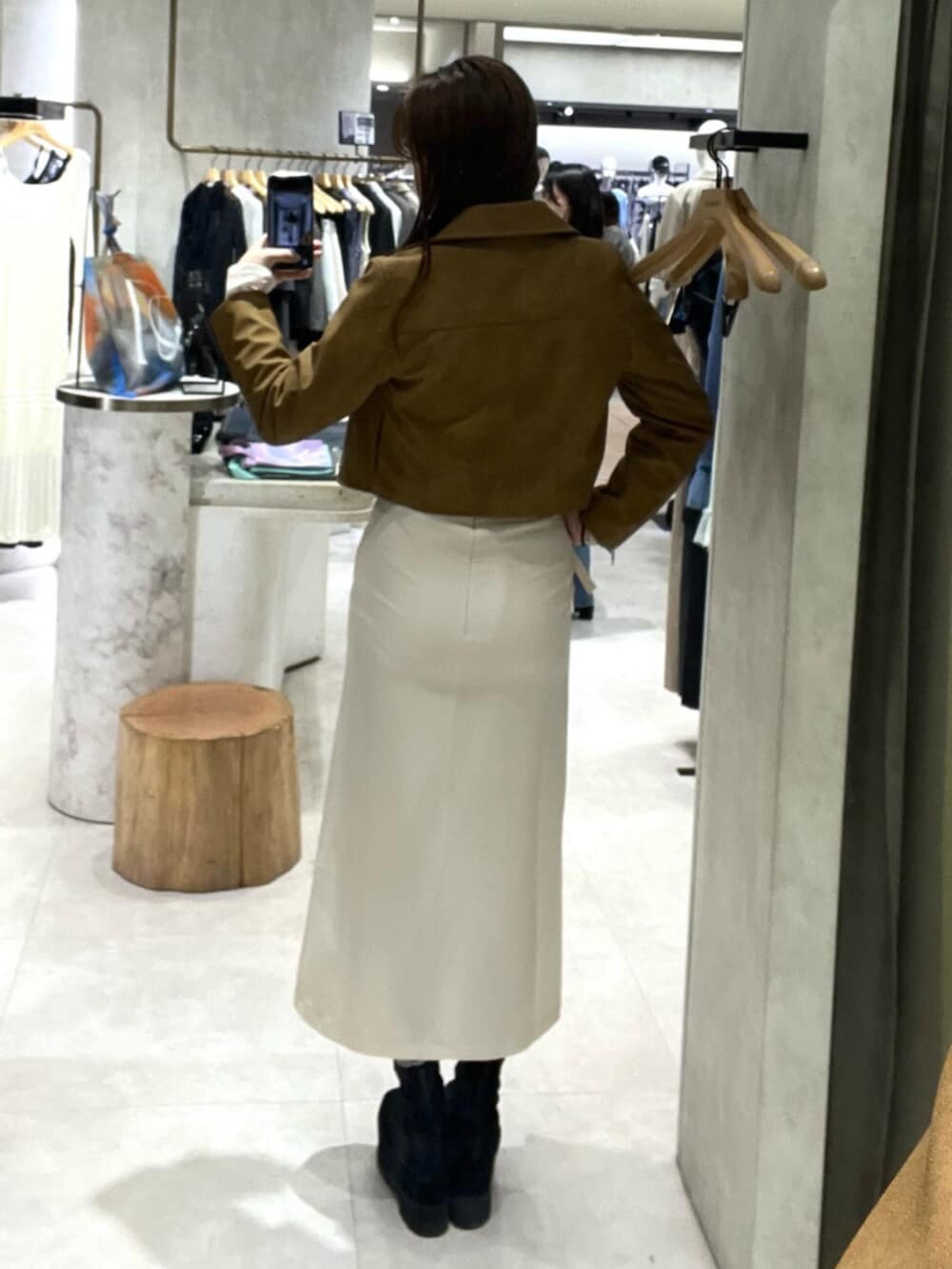 ブラック系のブーツ、ホワイト系のTシャツ/カットソー、イエロー系のライダースジャケットを着用したレディースの春コーディネートの5枚目の写真