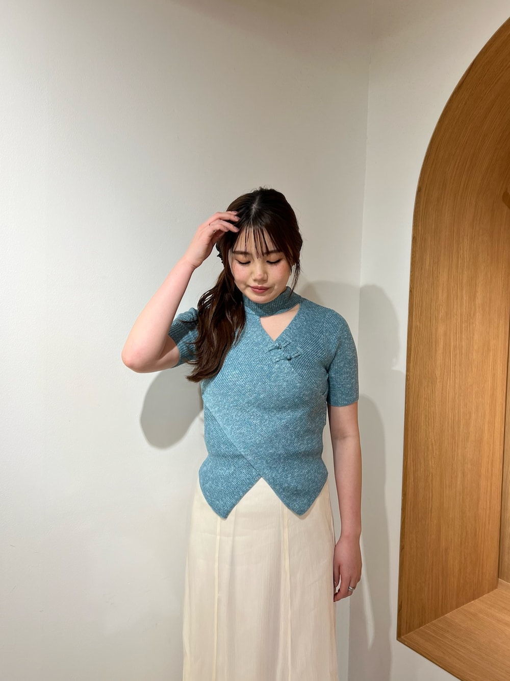 ブラック系のパンプス、ホワイト系のスカート、ブルー系のニット/セーターを着用したレディースの夏コーディネートの4枚目の写真