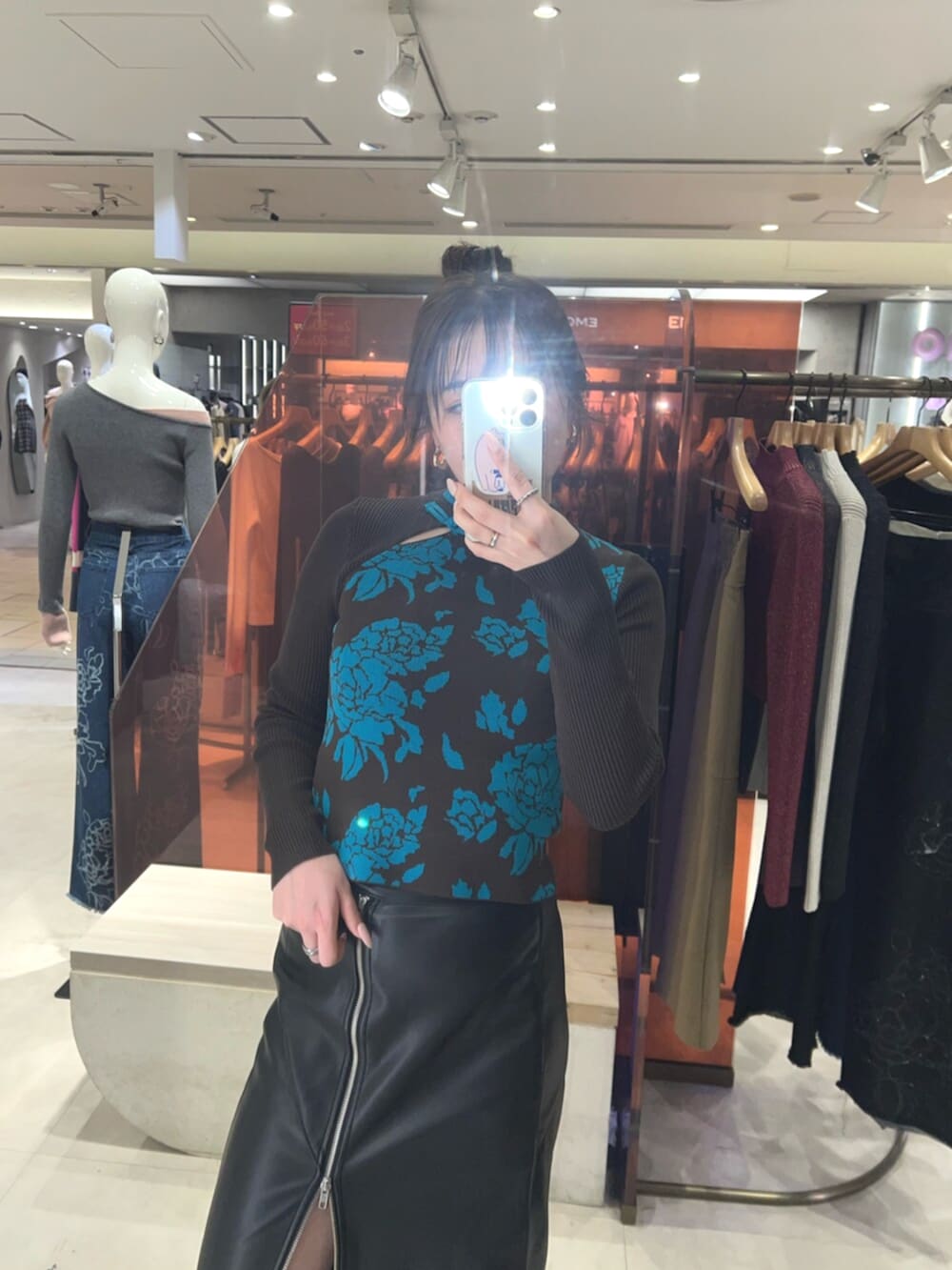 ブラック系のブーツ、ブラック系のスカート、その他のニット/セーターを着用したレディースの冬コーディネートの4枚目の写真