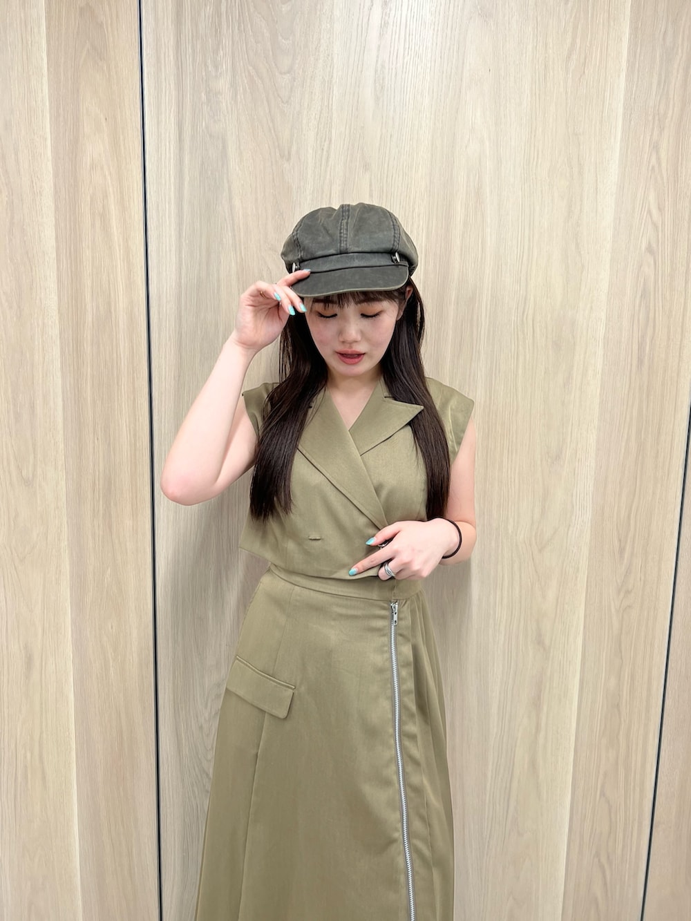 ブラウン系のブーツ、グリーン系のワンピース、ベージュ系のキャスケットを着用したレディースの夏コーディネートの4枚目の写真