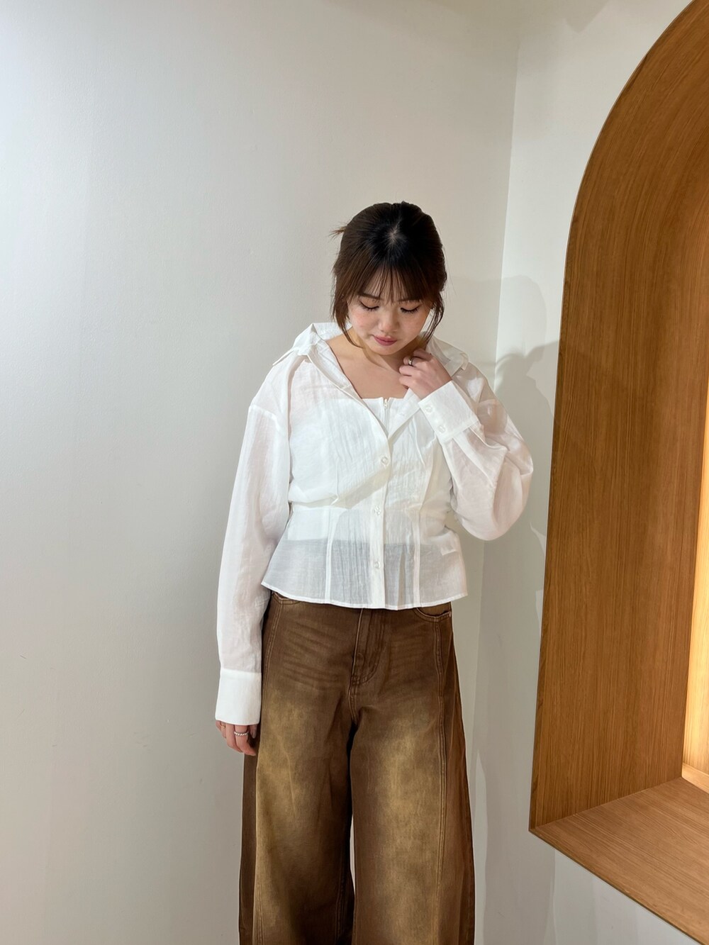 ホワイト系のサンダル、ブラウン系のデニムパンツ、ホワイト系のシャツ/ブラウスを着用したレディースの夏コーディネートの4枚目の写真