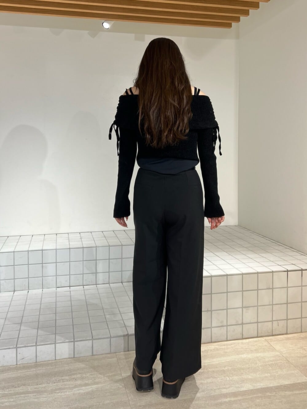 ブラック系のブーツ、ブラック系のその他パンツ、ブラック系のニット/セーターを着用したレディースの冬コーディネートの4枚目の写真