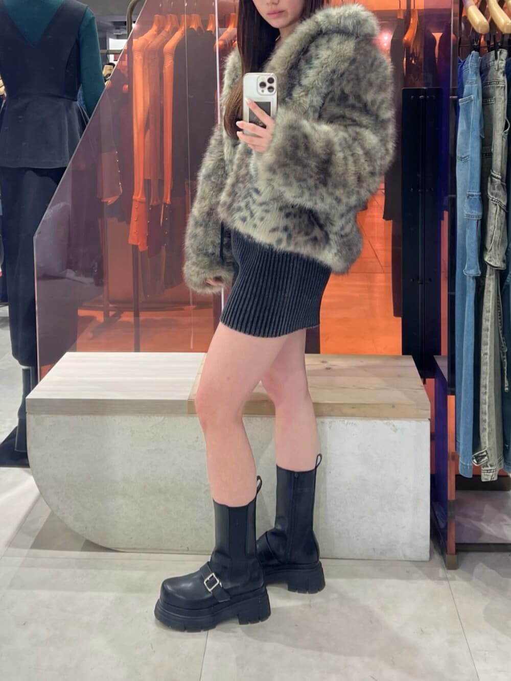 ブラック系のその他パンツ、ブラック系のブーツ、ブラック系のニット/セーターを着用したレディースの冬コーディネートの4枚目の写真