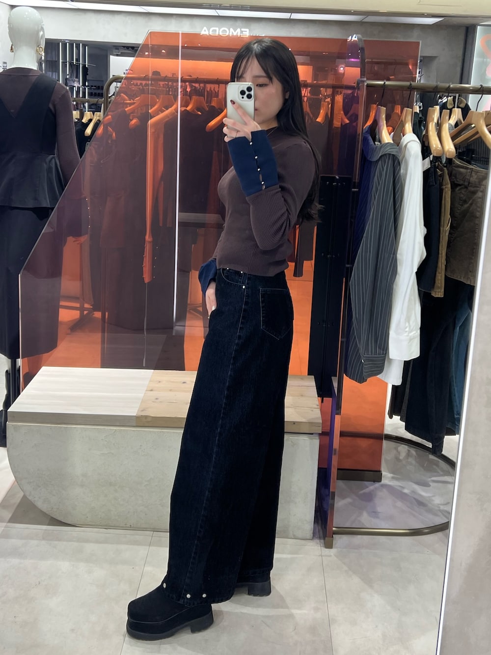 ブラック系のブーツ、ブラウン系のニット/セーター、ブラック系のデニムパンツを着用したレディースの秋コーディネートの2枚目の写真