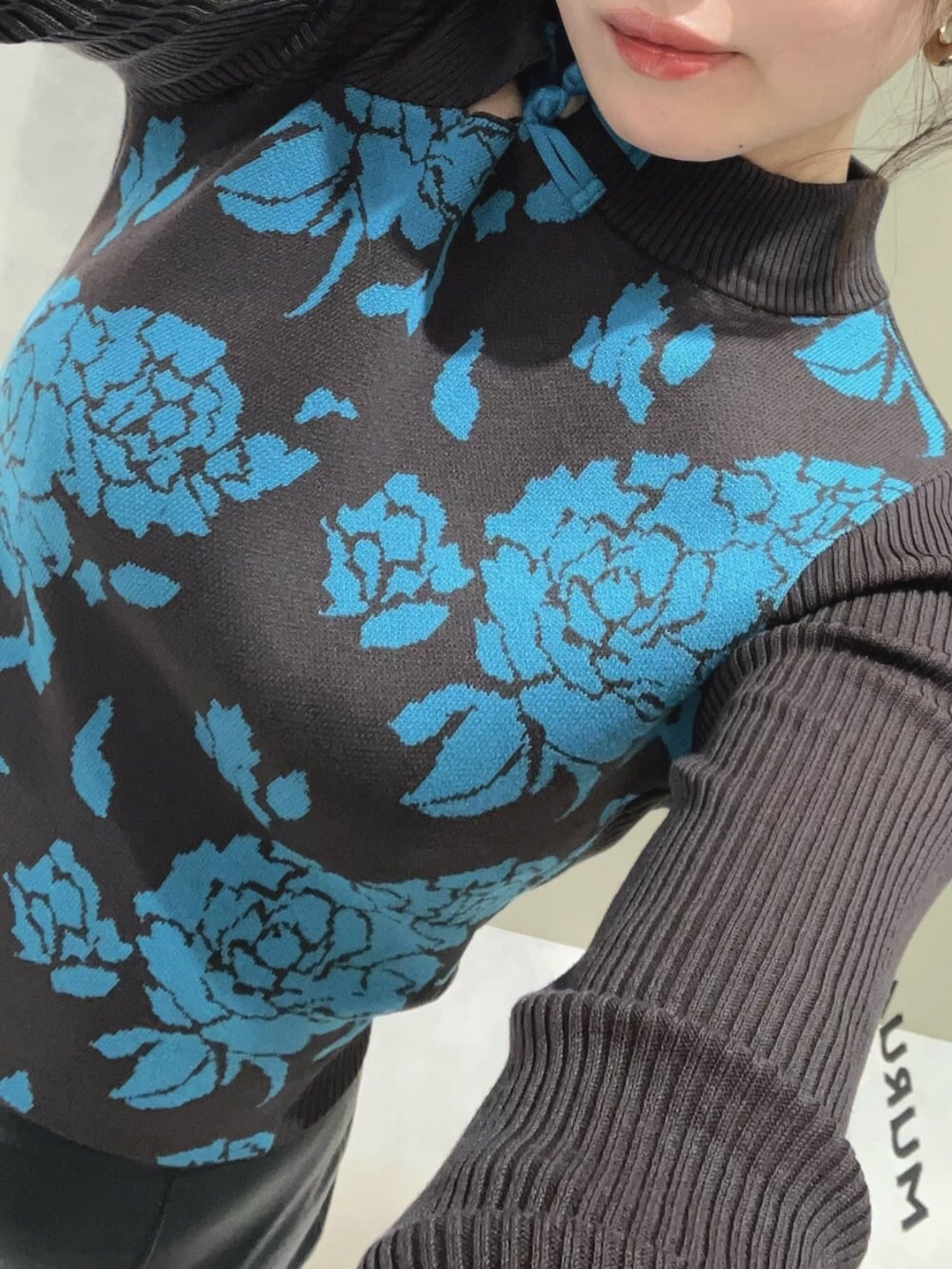 ブラック系のブーツ、ブラック系のスカート、その他のニット/セーターを着用したレディースの冬コーディネートの5枚目の写真