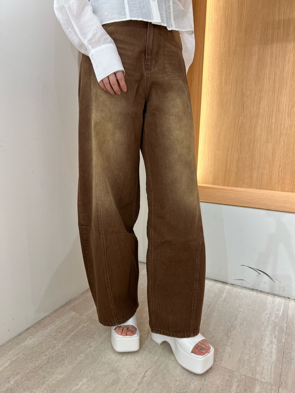 ホワイト系のサンダル、ブラウン系のデニムパンツ、ホワイト系のシャツ/ブラウスを着用したレディースの夏コーディネートの5枚目の写真