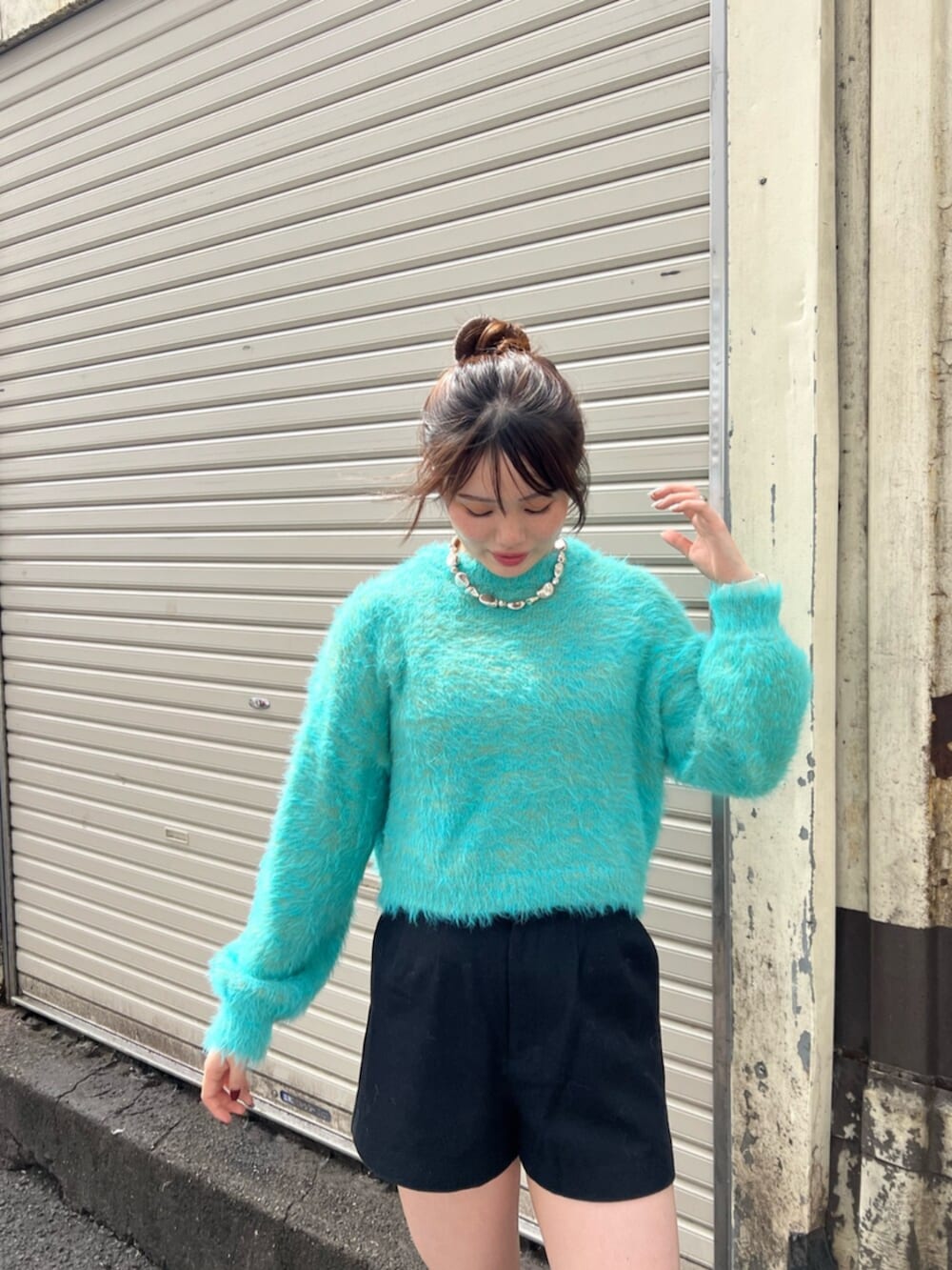 ブラック系のブーツ、ブラック系のその他パンツ、ブルー系のニット/セーターを着用したレディースの秋コーディネートの6枚目の写真