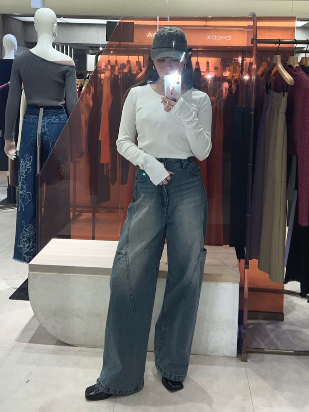 イエロー系のTシャツ/カットソー、ブルー系のデニムパンツ、ブラック系のパンプスを着用したレディースの冬コーディネートの7枚目の写真