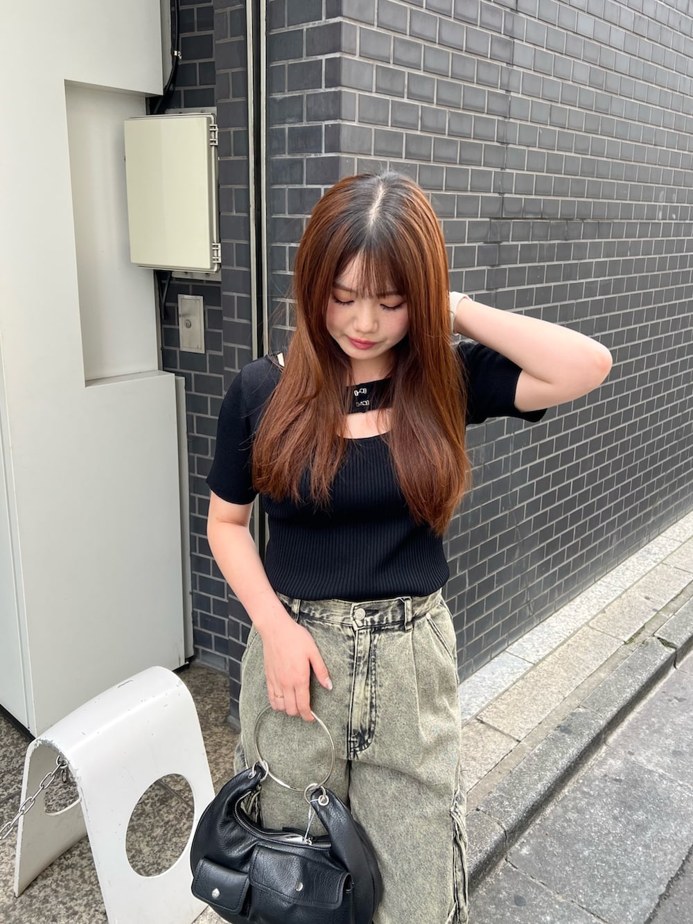 ブラック系のサンダル、ブラック系のハンドバッグ、ブラック系のニット/セーターを着用したレディースの夏コーディネートの6枚目の写真