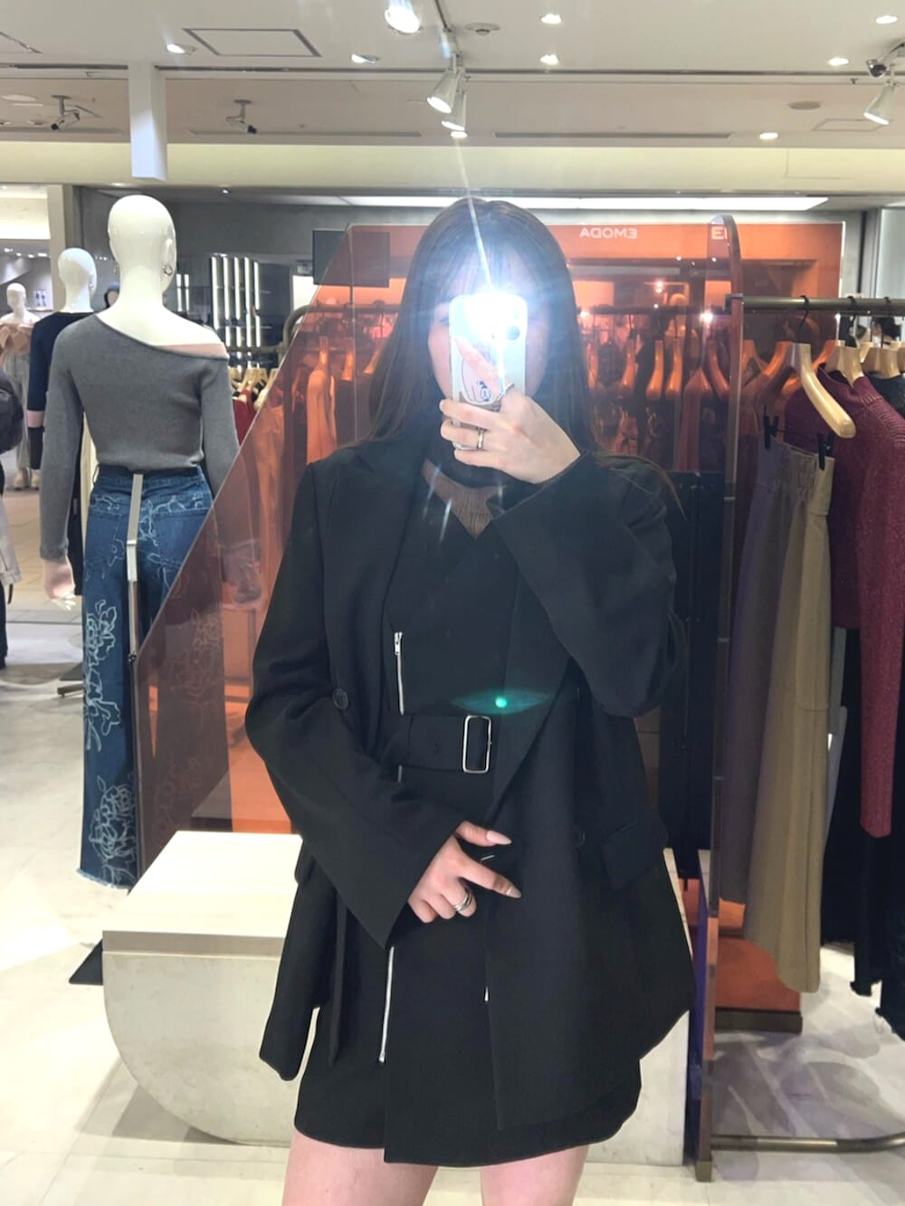 ブラック系のブーツ、ブラック系のワンピース、ブラック系のテーラードジャケットを着用したレディースの冬コーディネートの2枚目の写真