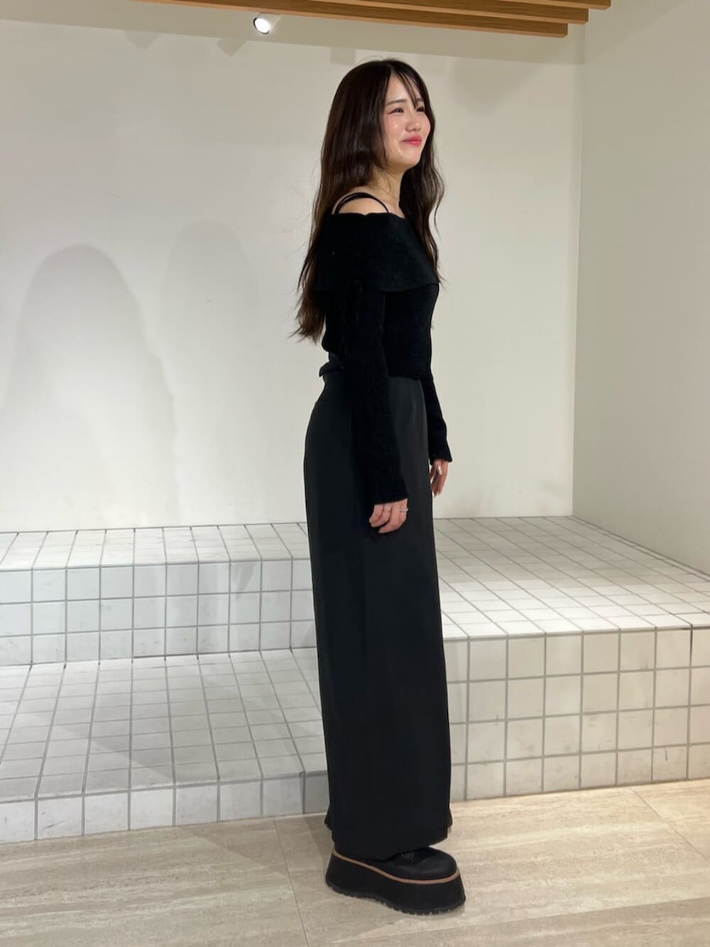 ブラック系のブーツ、ブラック系のその他パンツ、ブラック系のニット/セーターを着用したレディースの冬コーディネートの3枚目の写真