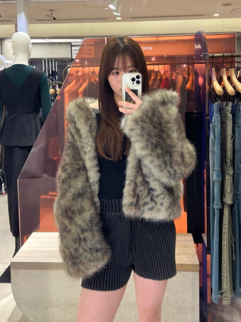 ブラック系のその他パンツ、ブラック系のブーツ、ブラック系のニット/セーターを着用したレディースの冬コーディネートの2枚目の写真