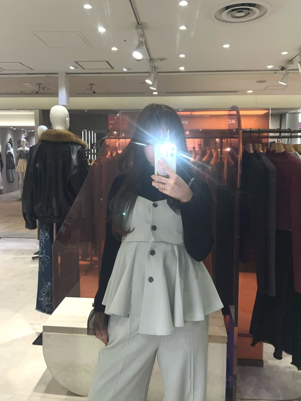 ブラック系のブーツ、グリーン系のスラックス、グリーン系のその他トップスを着用したレディースの冬コーディネートの2枚目の写真