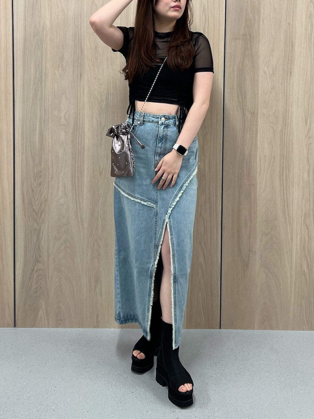「春夏コーデ、シアーシャツ、夏服、高身長コーデ、デニムコーデ、デニムスカート、デニム、カジュアルコーデ、今日のコーデ、大人カジュアルコーデ、リラックススタイル、キレイめ、着回しコーデ、シンプルコーデ、韓国ファッション」｜「MURUAのジャガードソックブーツ（サンダル、ブラック系）」を使った、田中音羽さん（レディース・163cm）の春コーディネートの5枚目の写真