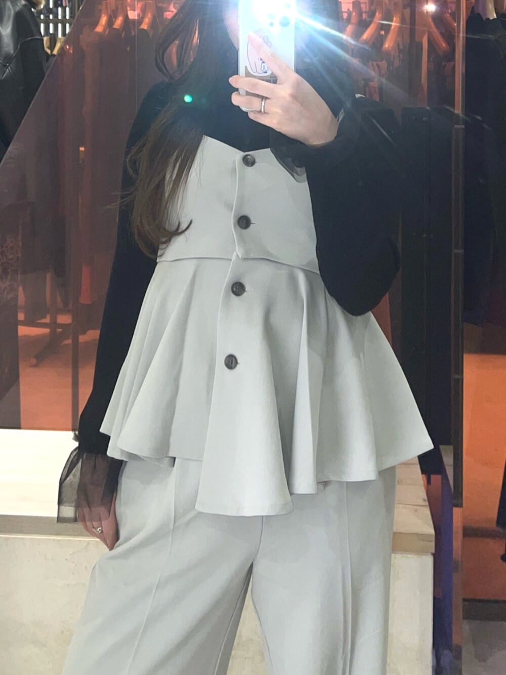 ブラック系のブーツ、グリーン系のスラックス、グリーン系のその他トップスを着用したレディースの冬コーディネートの7枚目の写真