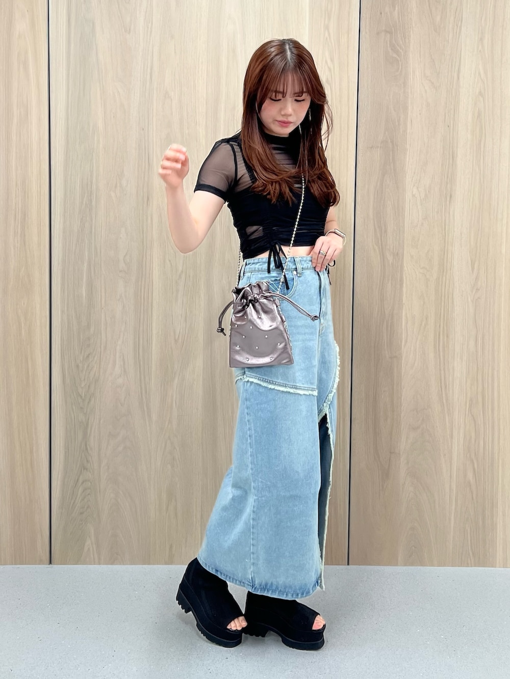 「春夏コーデ、シアーシャツ、夏服、高身長コーデ、デニムコーデ、デニムスカート、デニム、カジュアルコーデ、今日のコーデ、大人カジュアルコーデ、リラックススタイル、キレイめ、着回しコーデ、シンプルコーデ、韓国ファッション」｜「MURUAのジャガードソックブーツ（サンダル、ブラック系）」を使った、田中音羽さん（レディース・163cm）の春コーディネートの3枚目の写真