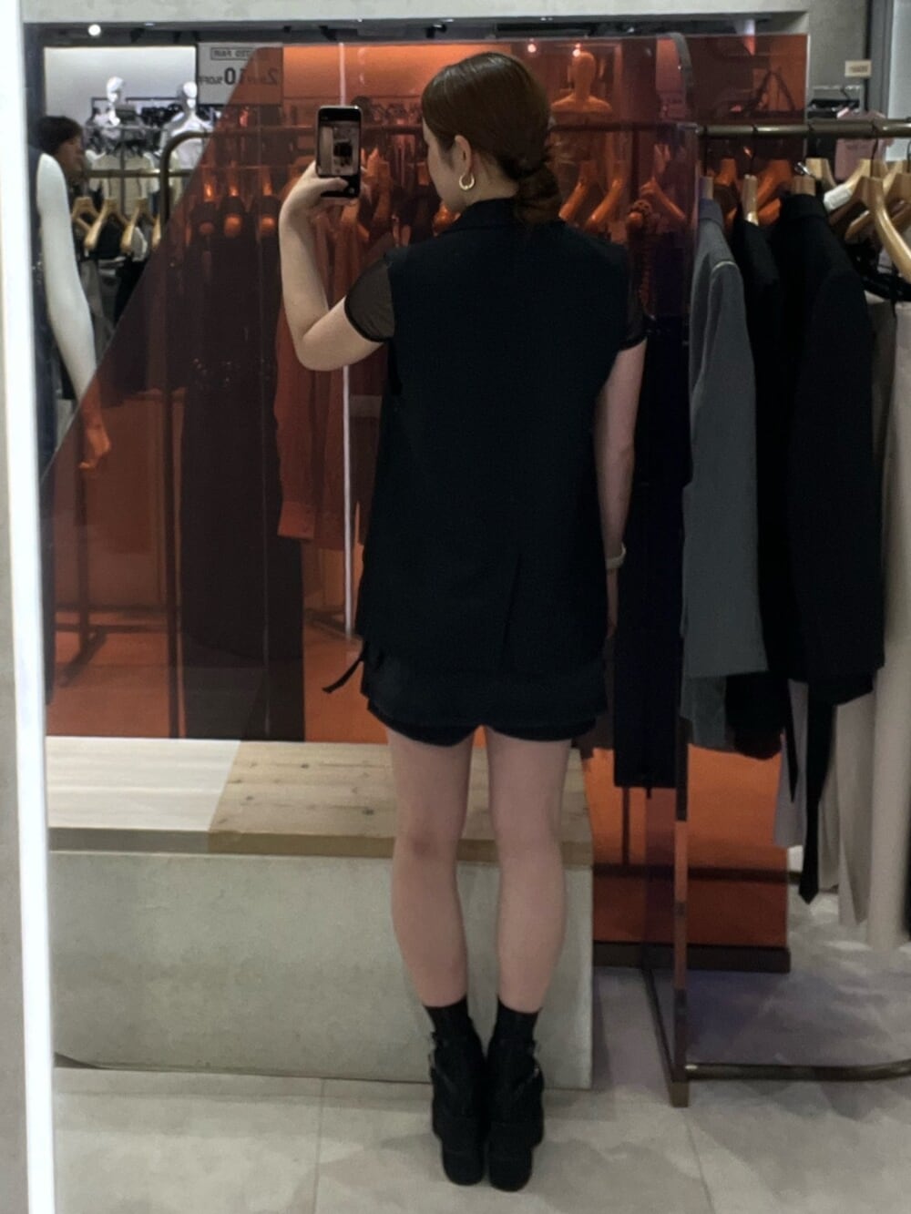 ブラック系のブーツ、ブルー系のTシャツ/カットソー、ブラック系のその他パンツを着用したレディースの春コーディネートの3枚目の写真