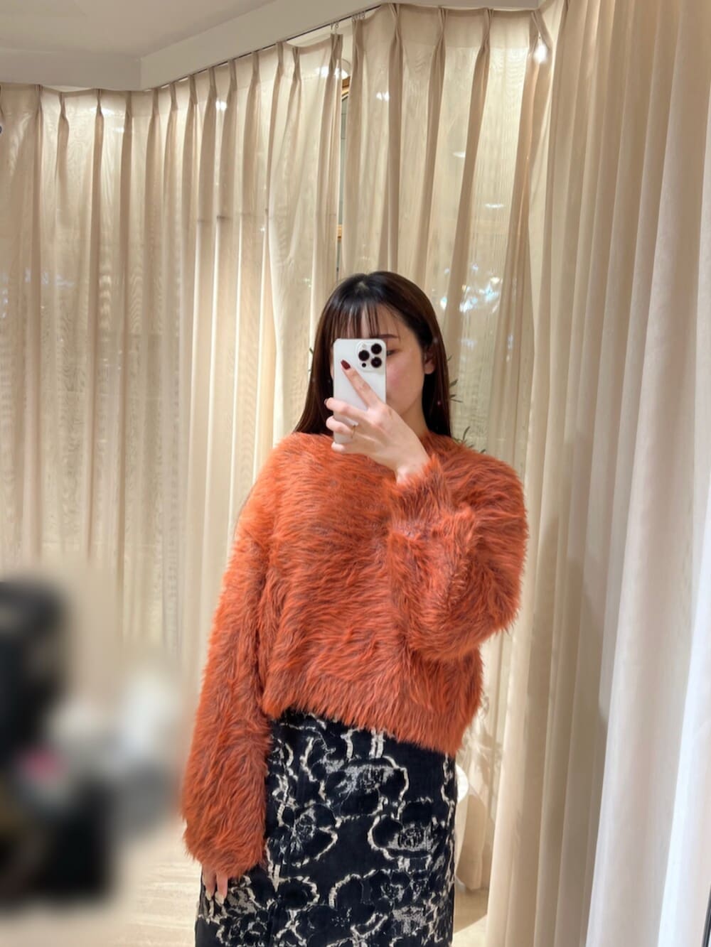 ブラック系のブーツ、ブラック系のスカート、グレー系のニット/セーターを着用したレディースの秋コーディネートの4枚目の写真