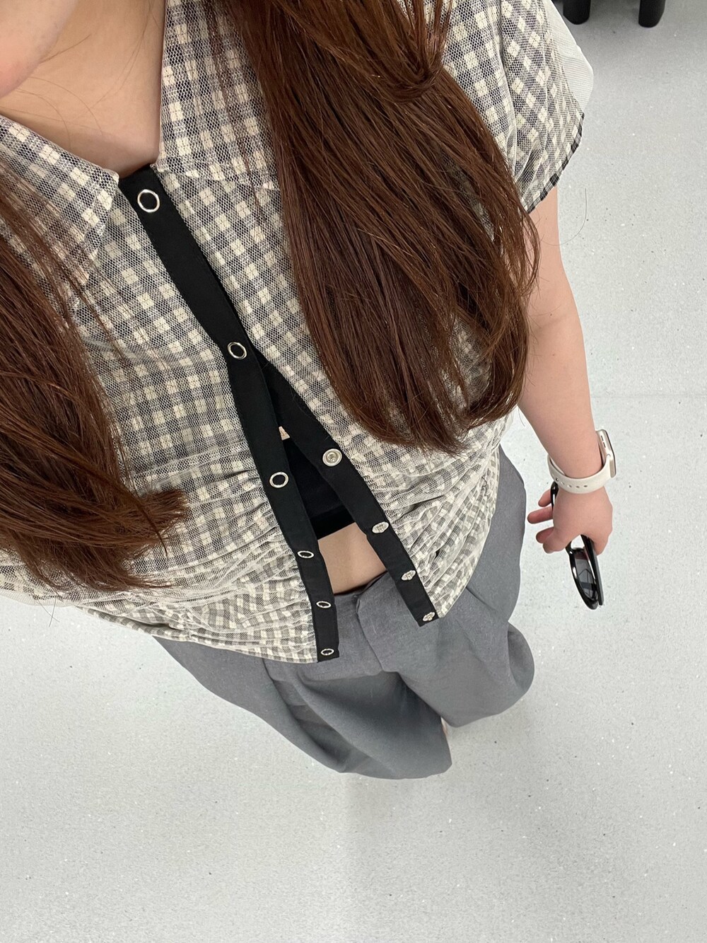 グレー系のその他パンツ、ホワイト系のサンダル、その他のシャツ/ブラウスを着用したレディースの春コーディネートの5枚目の写真