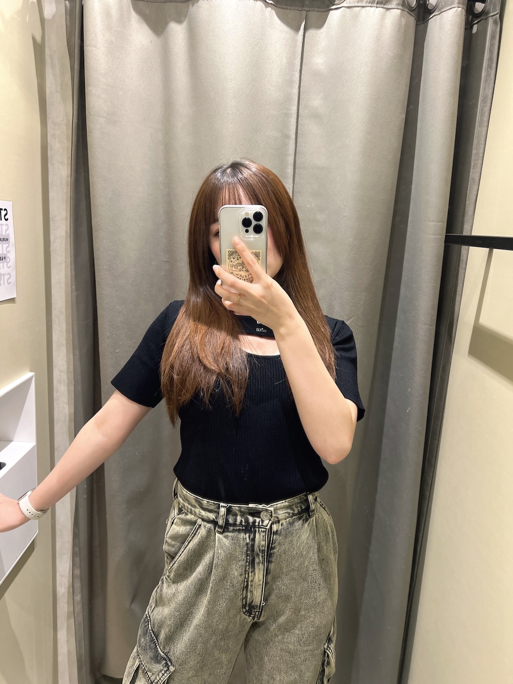 ブラック系のサンダル、ブラック系のハンドバッグ、ブラック系のニット/セーターを着用したレディースの夏コーディネートの4枚目の写真