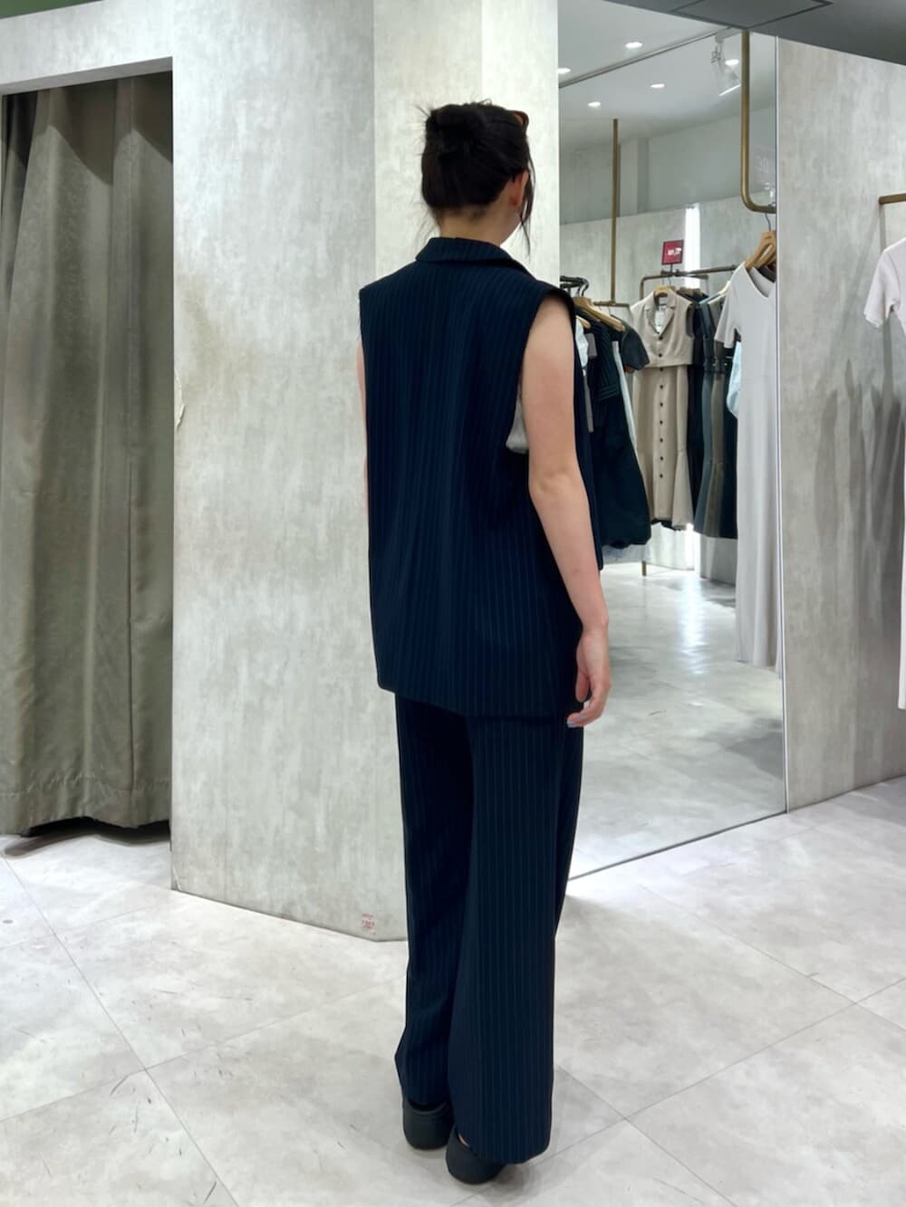 ホワイト系のタンクトップ、ブラック系のその他パンツ、ブルー系のベストを着用したレディースの夏コーディネートの3枚目の写真