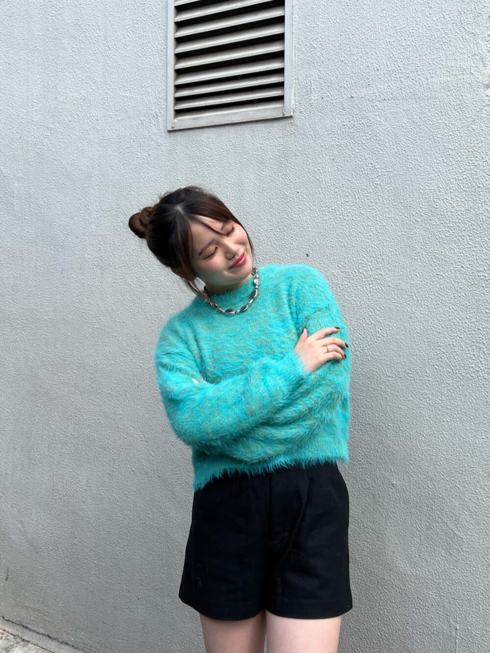 ブラック系のブーツ、ブラック系のその他パンツ、ブルー系のニット/セーターを着用したレディースの秋コーディネートの2枚目の写真