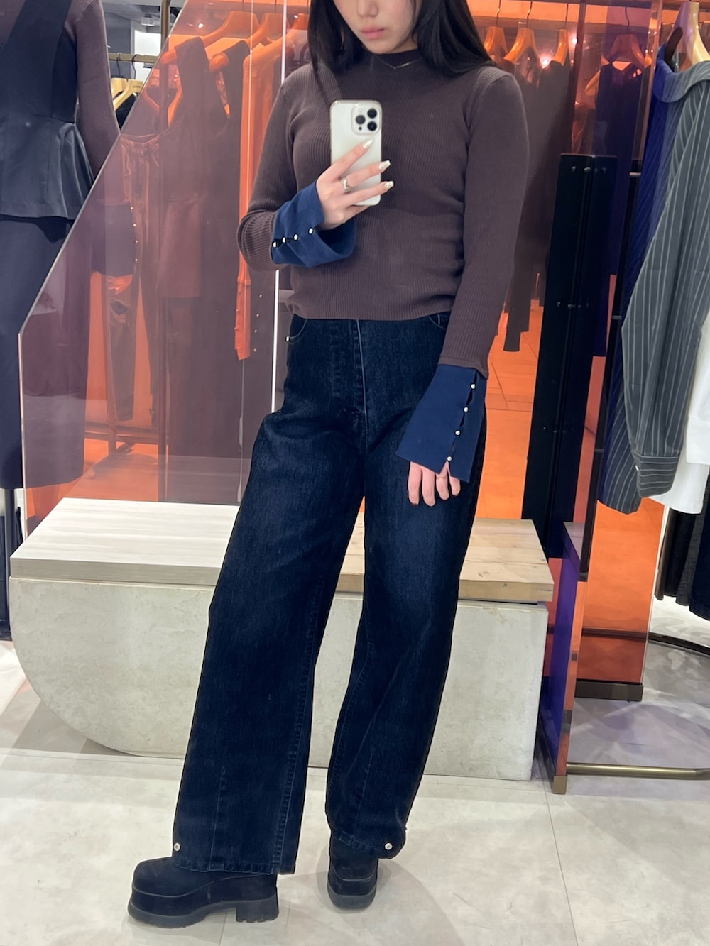 ブラック系のブーツ、ブラウン系のニット/セーター、ブラック系のデニムパンツを着用したレディースの秋コーディネートの4枚目の写真