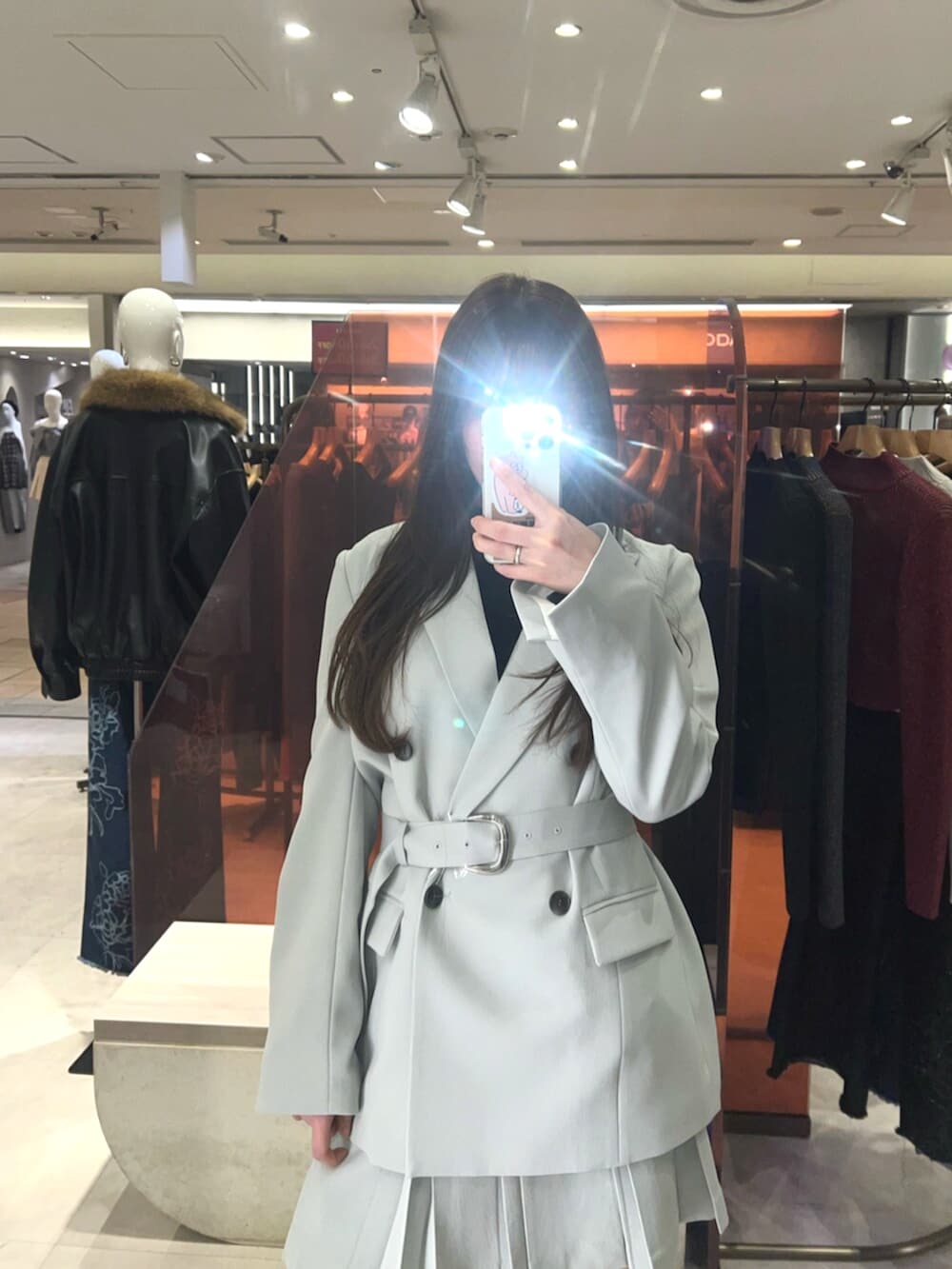 ブラック系のブーツ、グリーン系のテーラードジャケット、グリーン系のスカートを着用したレディースの冬コーディネートの4枚目の写真