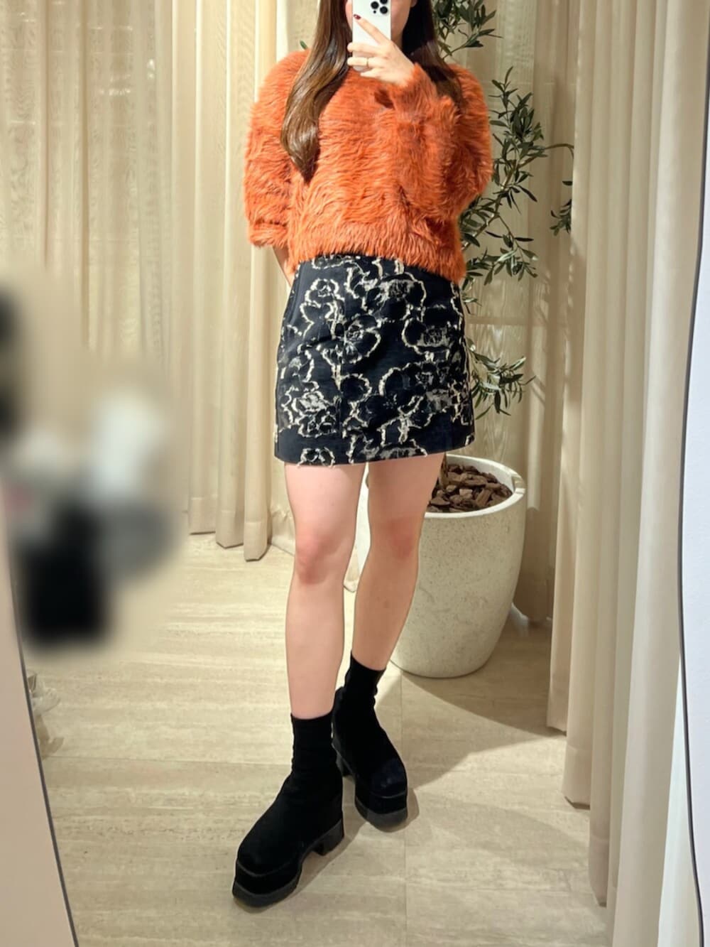 ブラック系のブーツ、ブラック系のスカート、グレー系のニット/セーターを着用したレディースの秋コーディネートの5枚目の写真