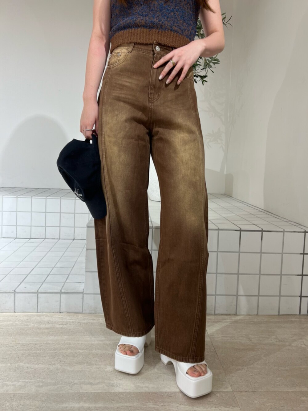 ホワイト系のサンダル、ブラウン系のデニムパンツ、ブラウン系のニット/セーターを着用したレディースの夏コーディネートの5枚目の写真