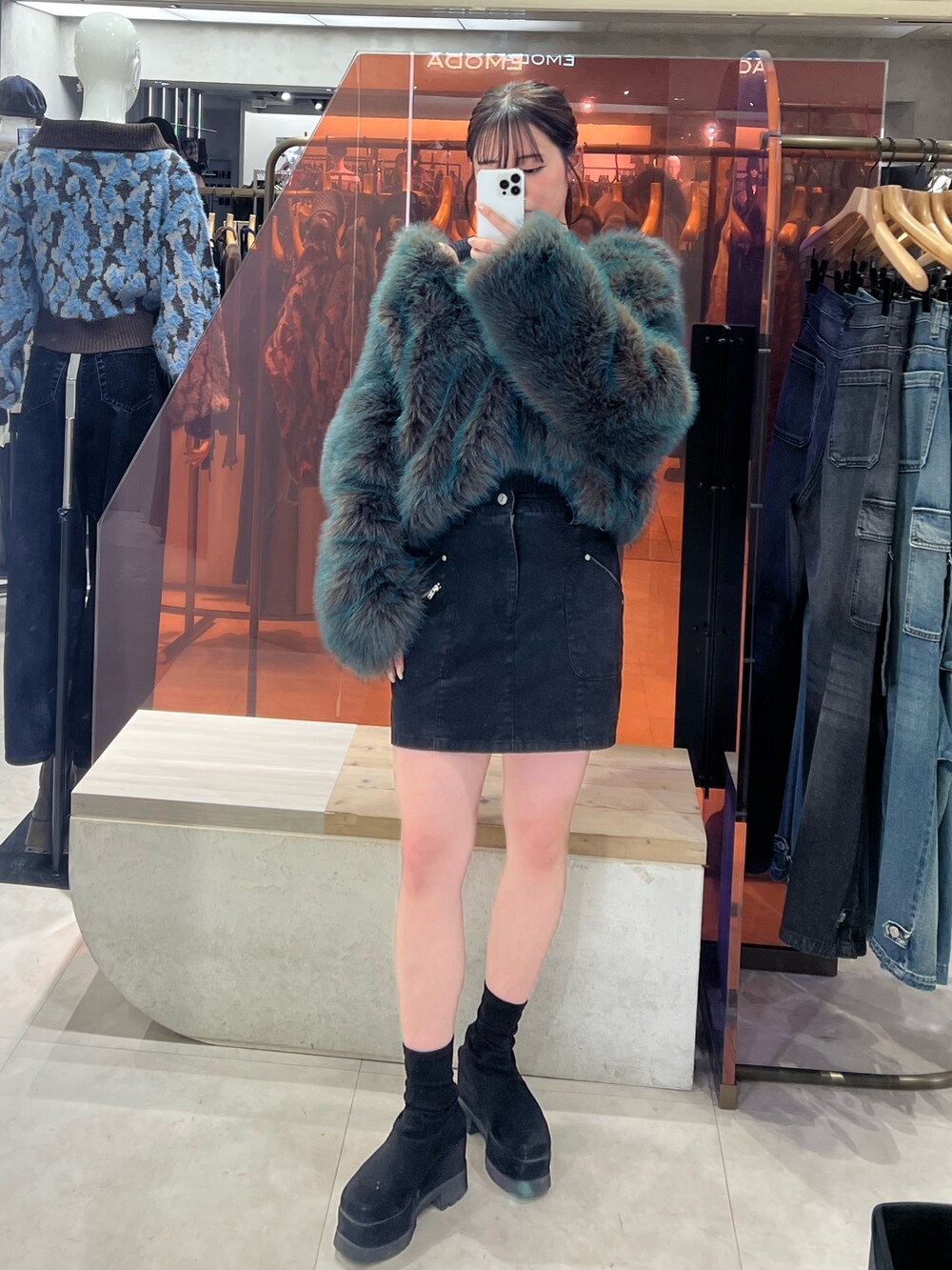 ブラック系のブーツ、ブルー系のブルゾン、ブラック系のスカートを着用したレディースの秋コーディネートの6枚目の写真