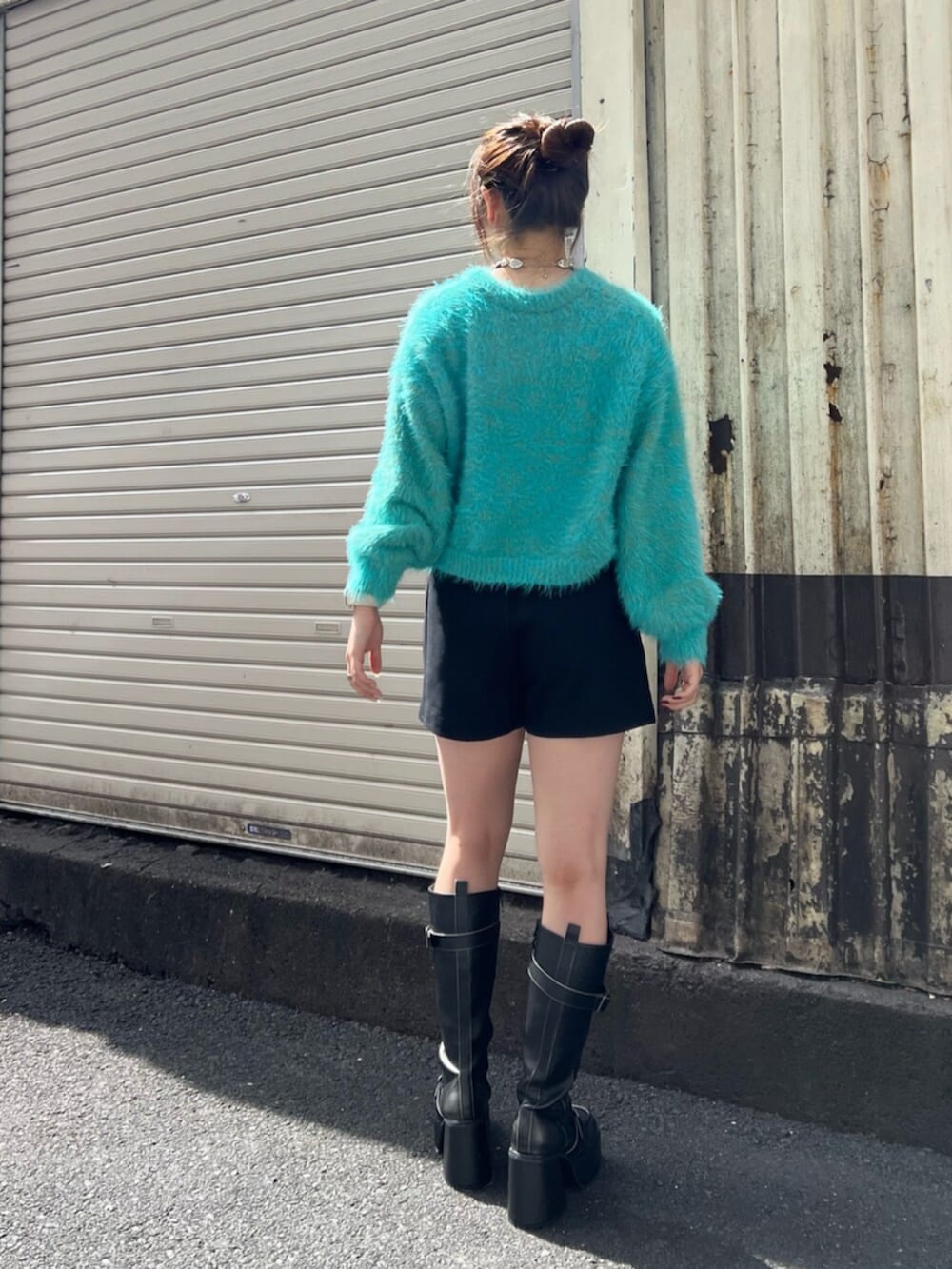 ブラック系のブーツ、ブラック系のその他パンツ、ブルー系のニット/セーターを着用したレディースの秋コーディネートの4枚目の写真